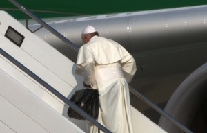 Pope_Francis_boards_the_papal_plane_carrying_his_black_bag_at_Romes_Fiumicino_Airport_on_July_22_2013_ANSATELENEWSCNA