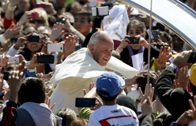 Pope Francis greets people as he leaves after celebrating a Mass at the Cristo Redentor square in Santa Cruz, Bolivia July 9, 2015.  REUTERS/Mariana Bazo